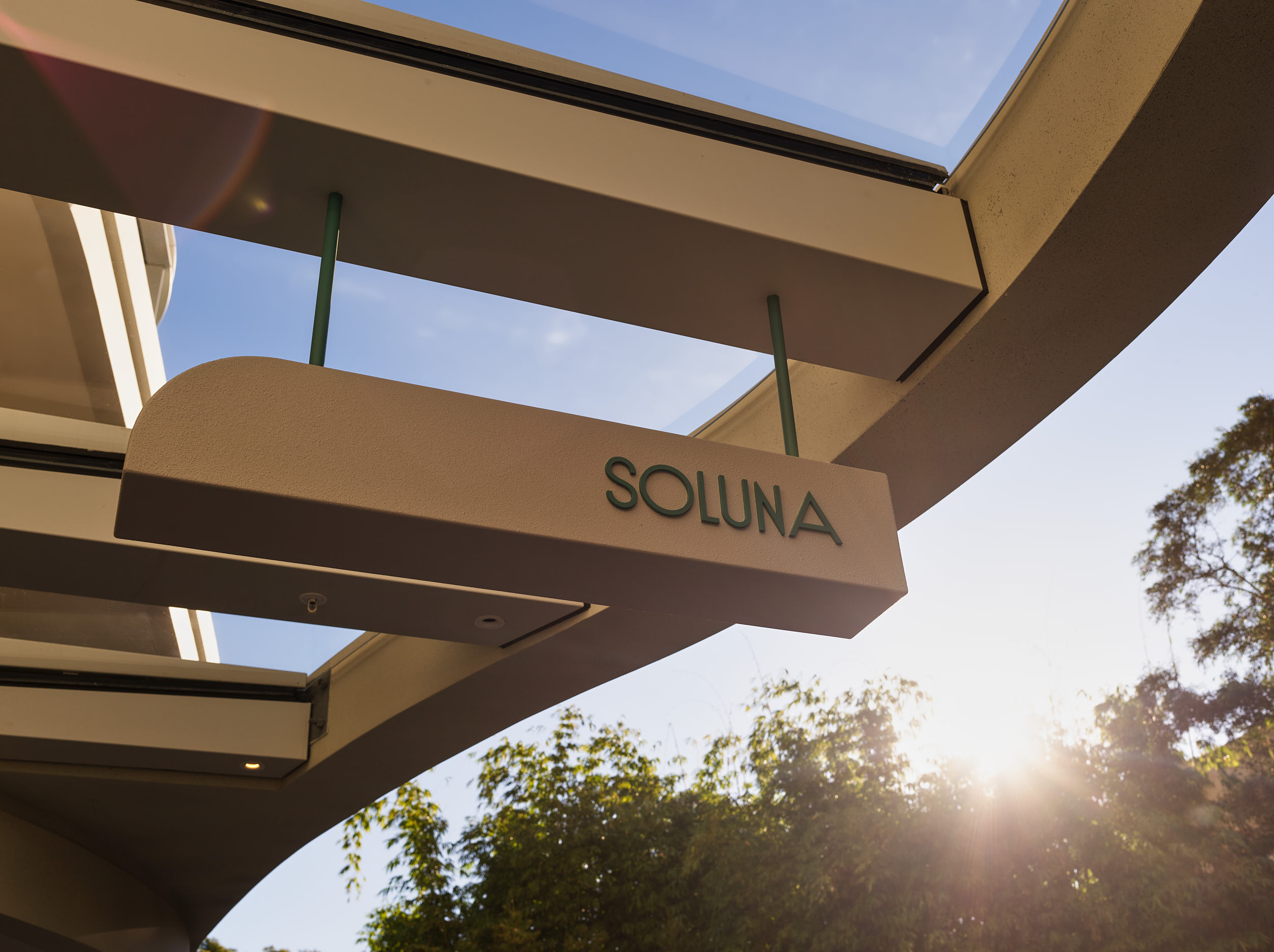 soluna singage from outside